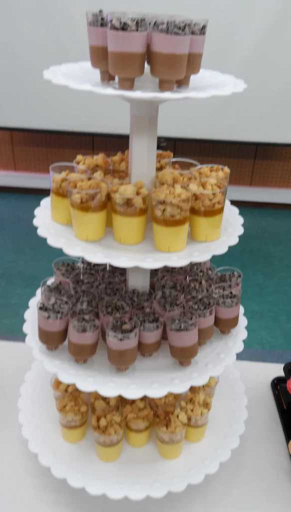 Verrines de mousse à la mangue avec crumble et chocolat framboise, desserts maison du traiteur VH Tous Services