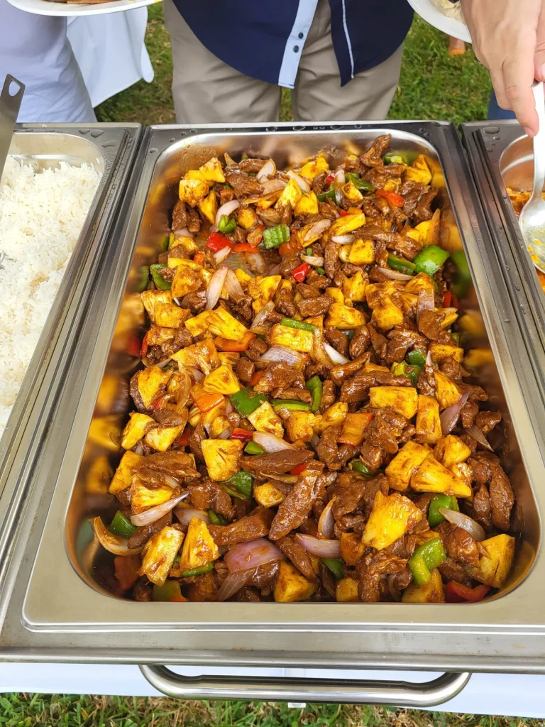 Porc à l'ananas Victoria, plat chaud sucré-salé du traiteur VH Tous Services à La Réunion