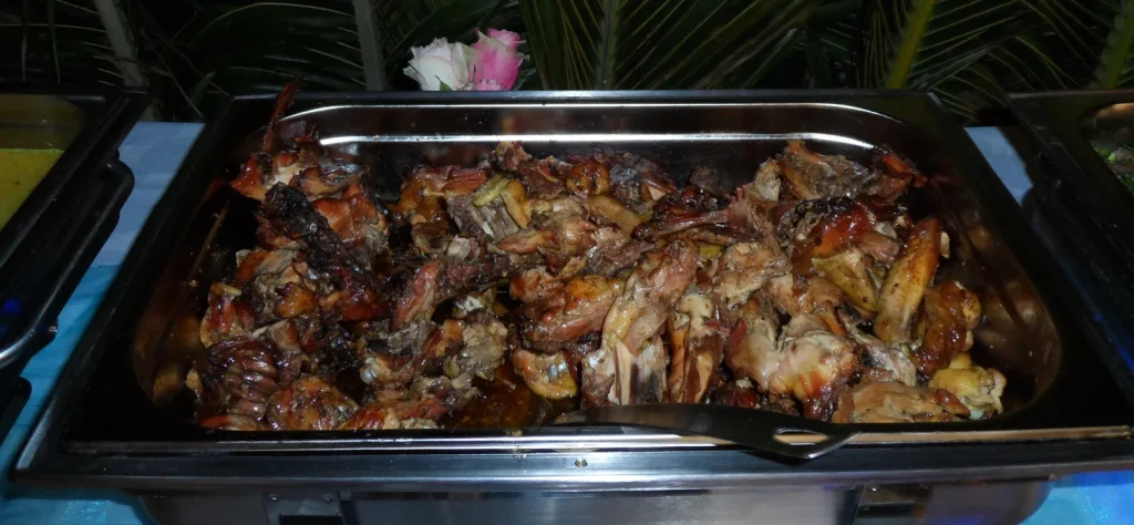 Poulet rôti doré préparé par le traiteur VH Tous Services pour un buffet à La Réunion