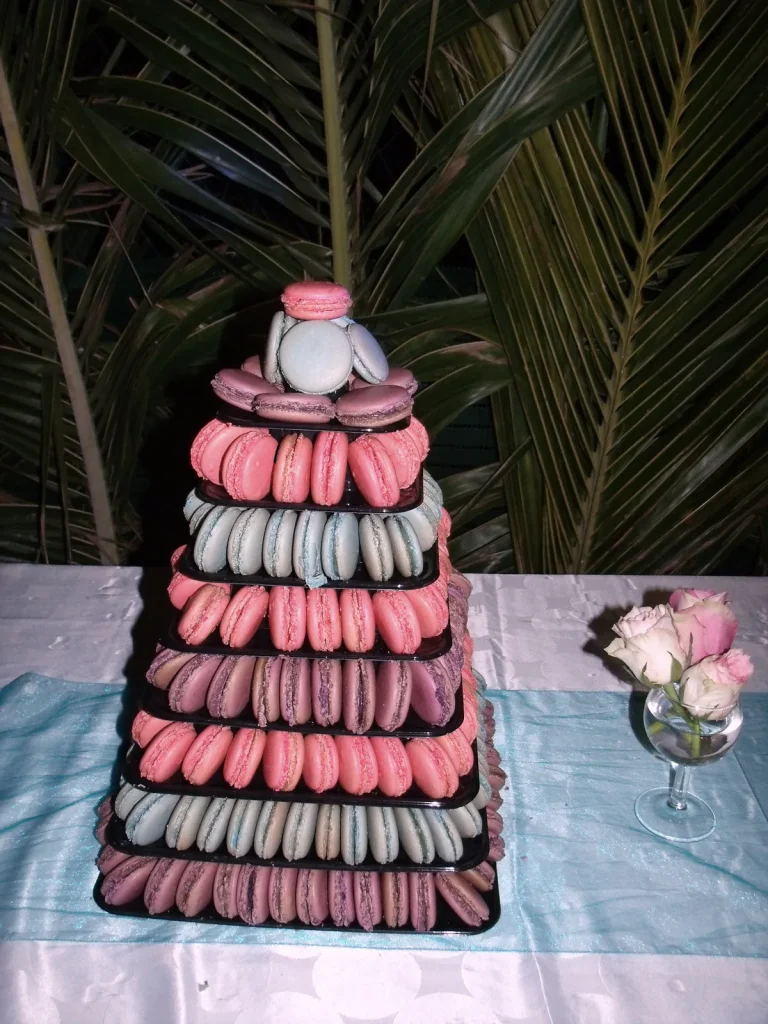 Pyramide de macarons pour mariage réalisée par VH Tous Services Traiteur à La Réunion