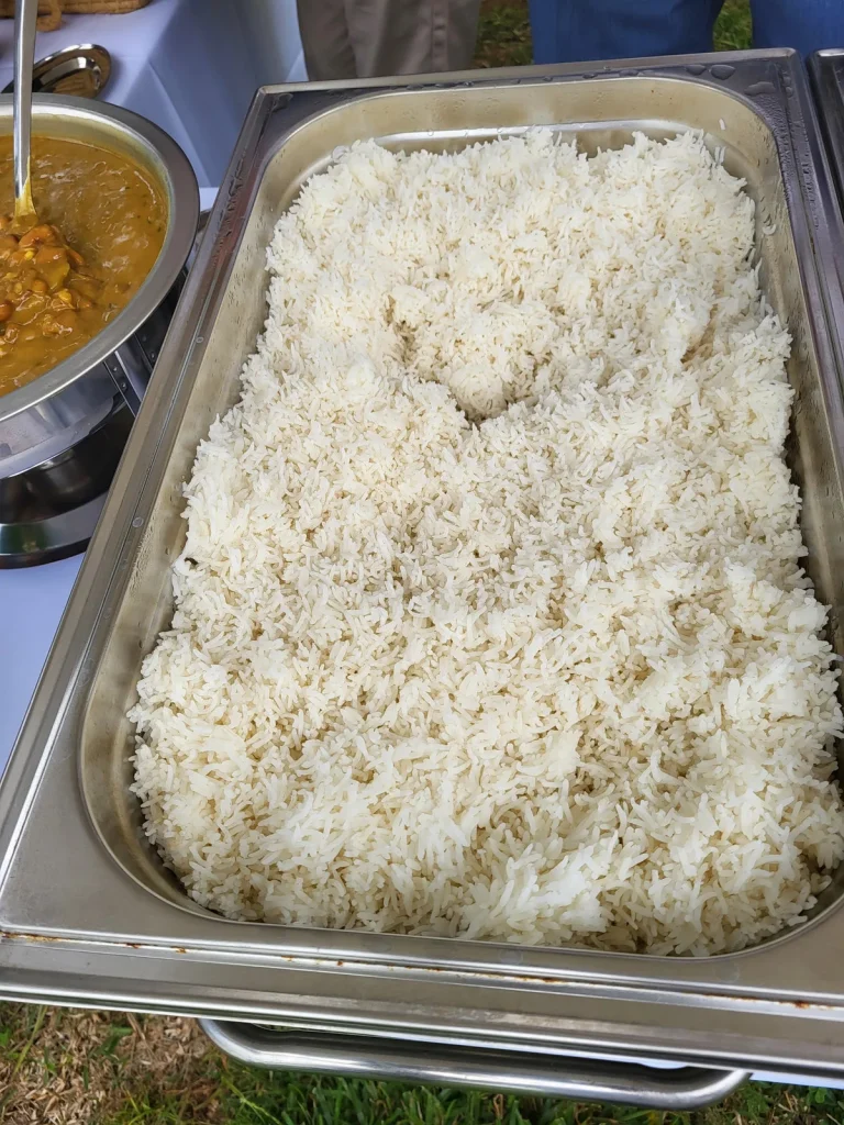 Riz et accompagnements servis sur un buffet créole du traiteur VH Tous Services