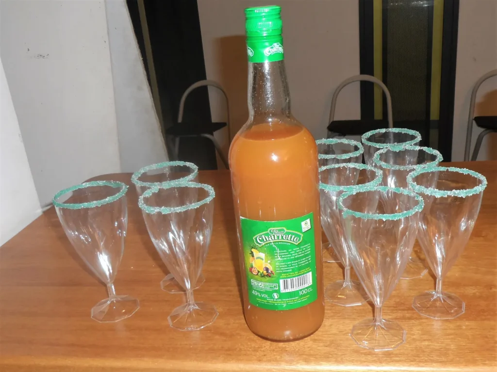 Table dressée avec nappe et vaisselle pour une réception organisée par VH Tous Services Traiteur