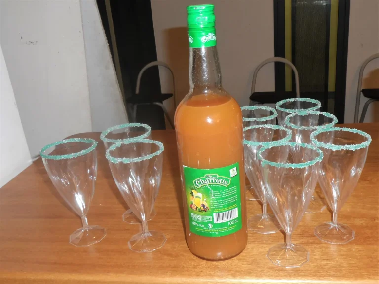 Table dressée avec nappe et vaisselle pour une réception organisée par VH Tous Services Traiteur