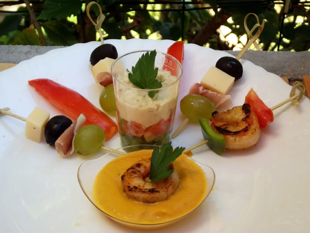 Assiette de cocktail apéritif du traiteur VH Tous Services à La Réunion : verrines, brochettes apéritives et crevettes grillées