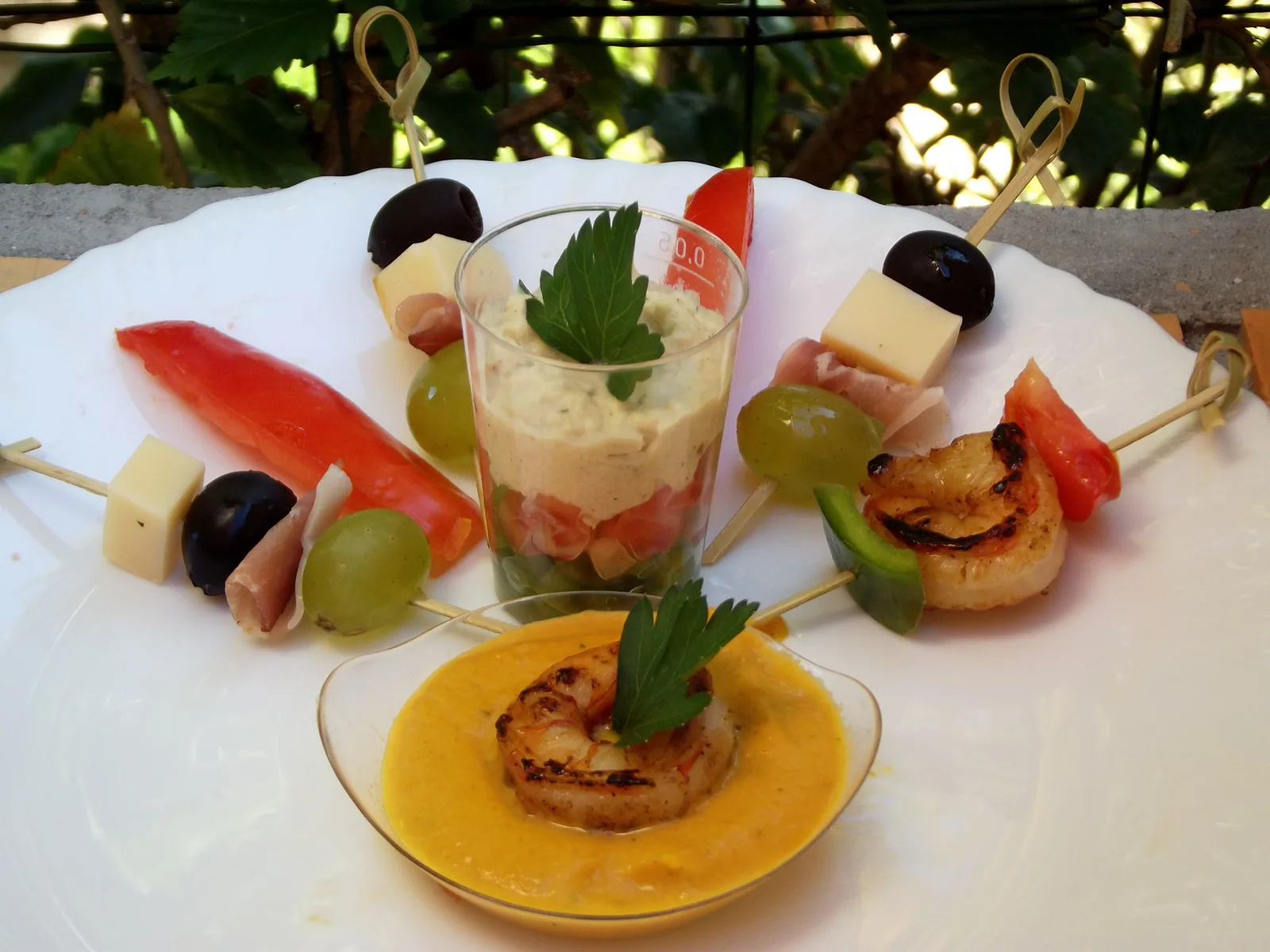 Assiette de cocktail apéritif du traiteur VH Tous Services à La Réunion : verrines, brochettes apéritives et crevettes grillées