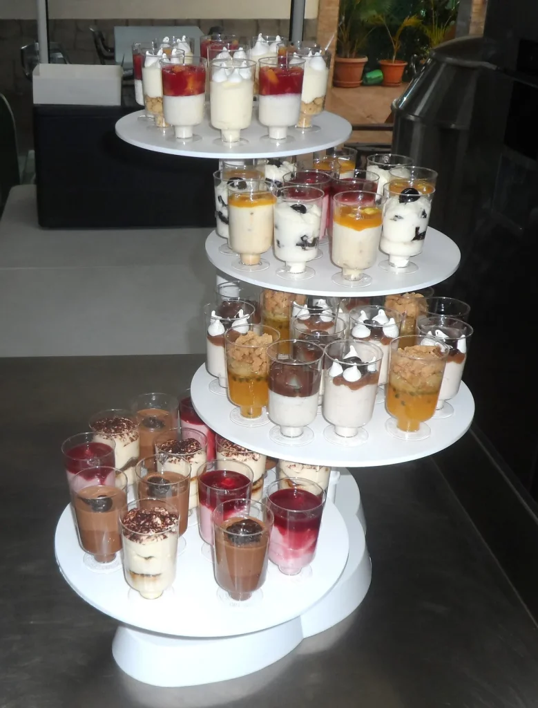 Assortiment de verrines sucrées fait maison par le traiteur VH Tous Services à La Réunion